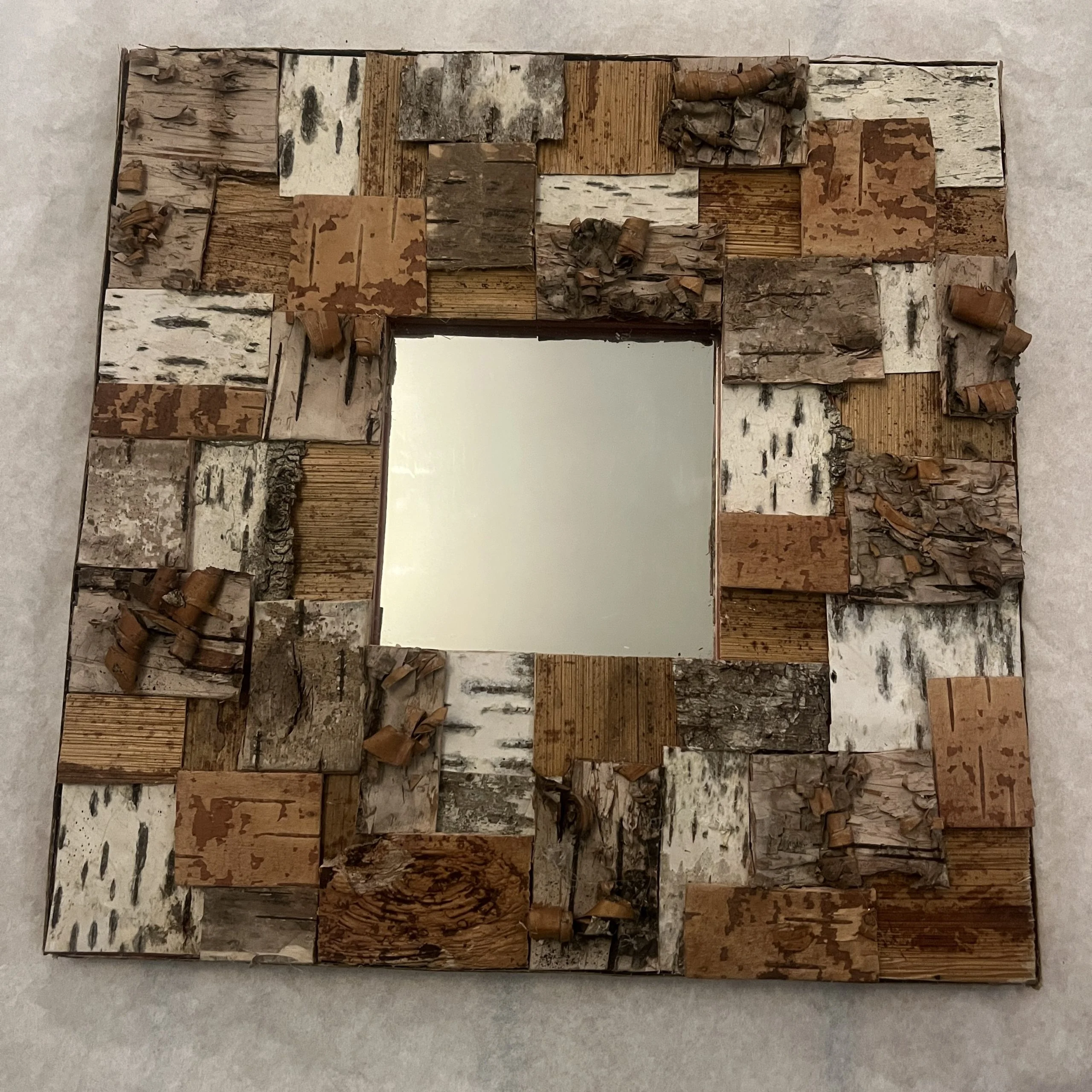 Cadre miroir décoré d&rsquo;écorces, par Hanakawa, fleuriste à Meudon