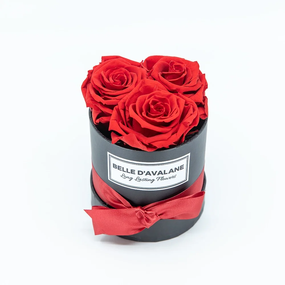 Belle d’avalane 3 roses éternelles dans une boîte noire, par Flowers 7 Days, fleuriste à Antwerpen