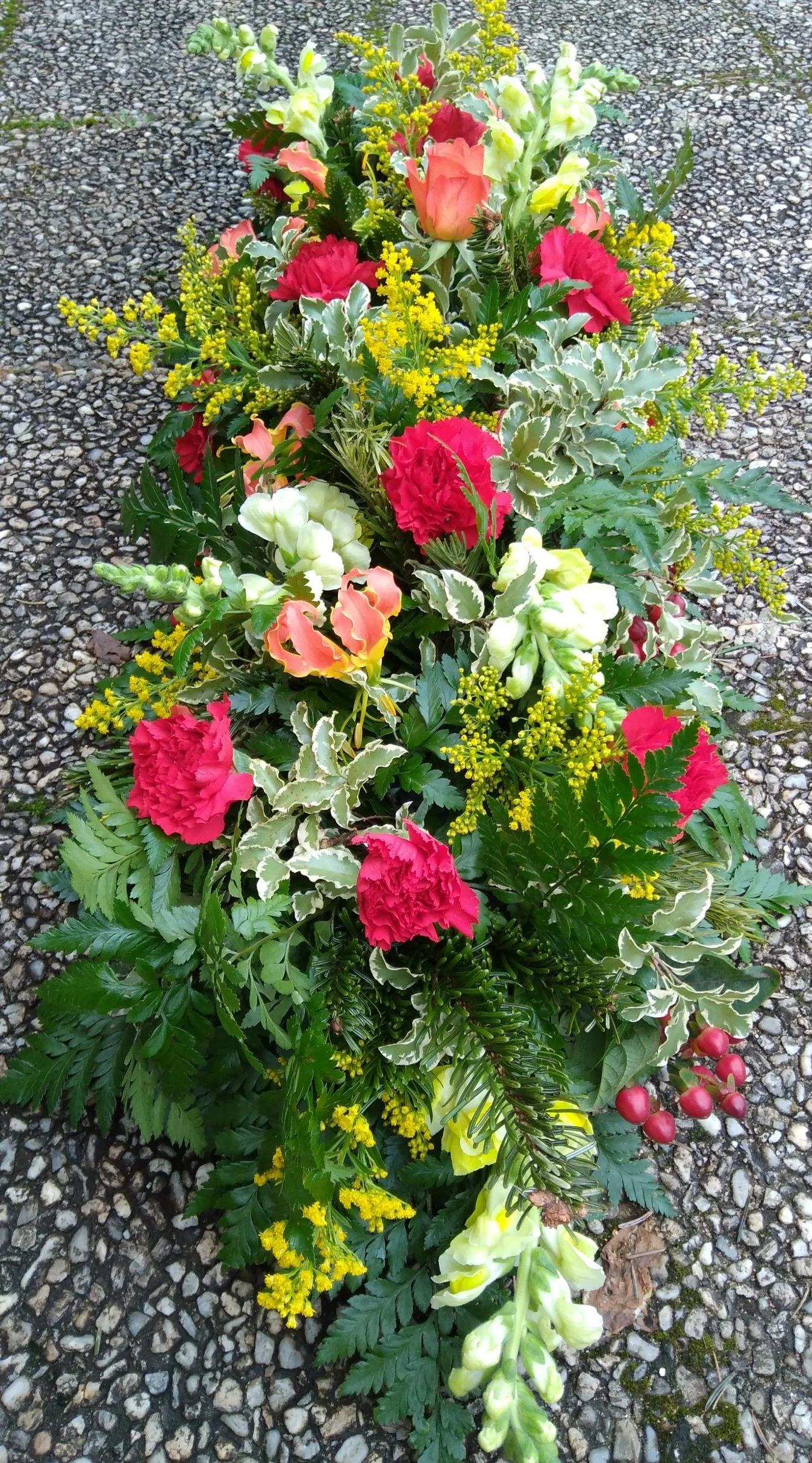 Dessus de Cercueil, par Bonheur des fleurs, fleuriste à La Montagne