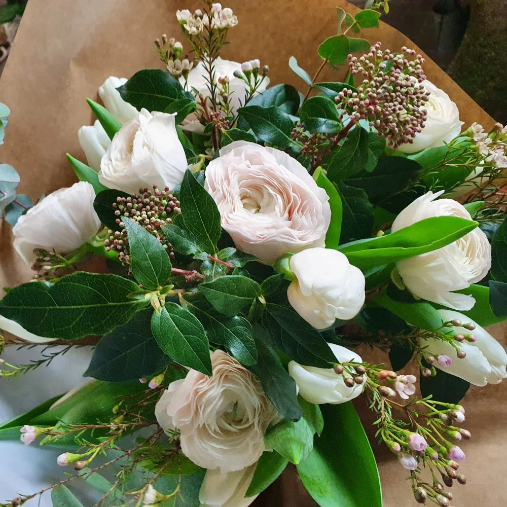 Bouquet de Renoncules, par La Garance Voyageuse, fleuriste à Lyon