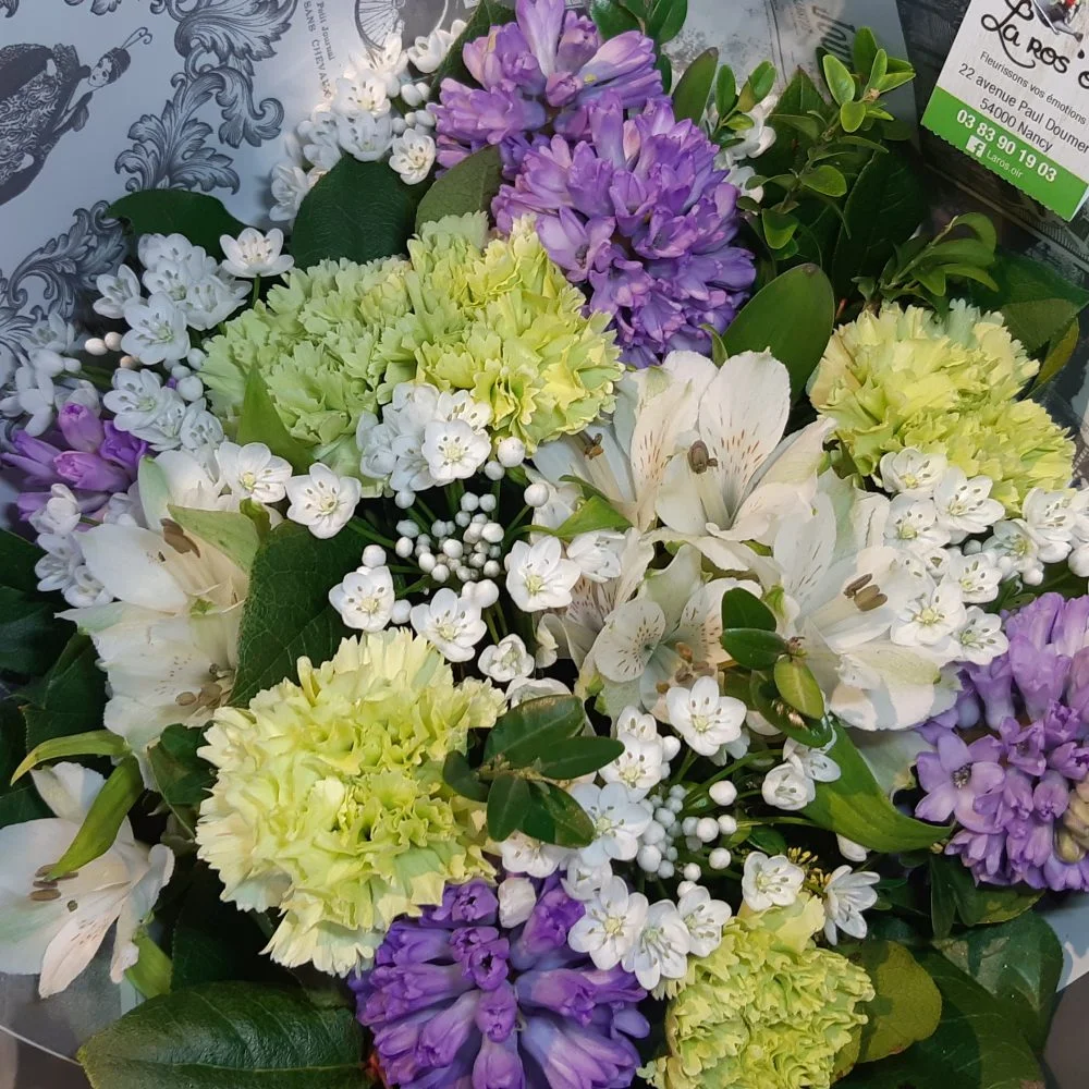 Mamie: parme et blanc, par La Ros'oir, fleuriste à Nancy