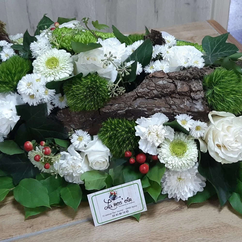 coussin allongé blanc et vert, par La Ros'oir, fleuriste à Nancy