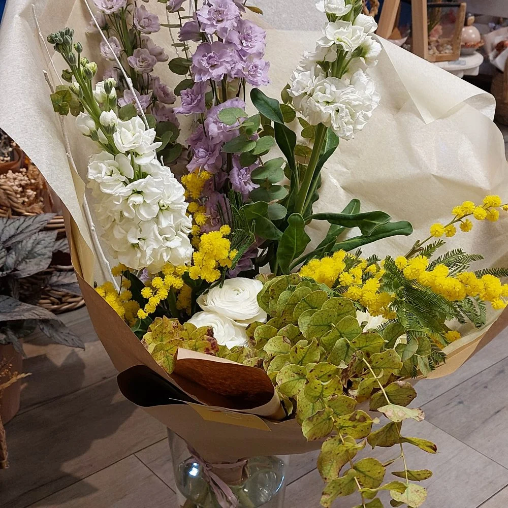 Bouquet longues tiges appelé aussi bouquet linéaire, par Gaïa, fleuriste à Ondres