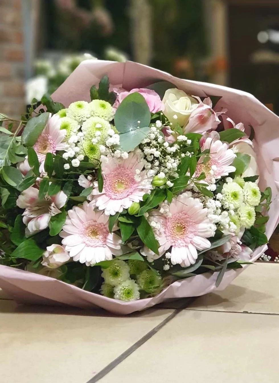 Bouquet Baccara mélange blanc et rose, par Fleurs Baccara, fleuriste à Dour