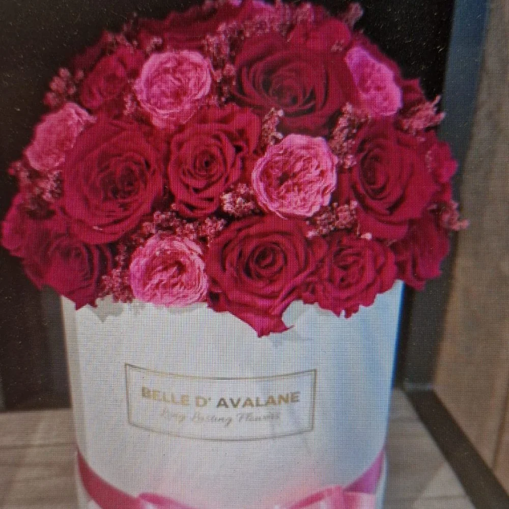 Grandes roses éternelles rouge / rose dans une boîte à fleurs wen, par Flowers 7 Days, fleuriste à Antwerpen