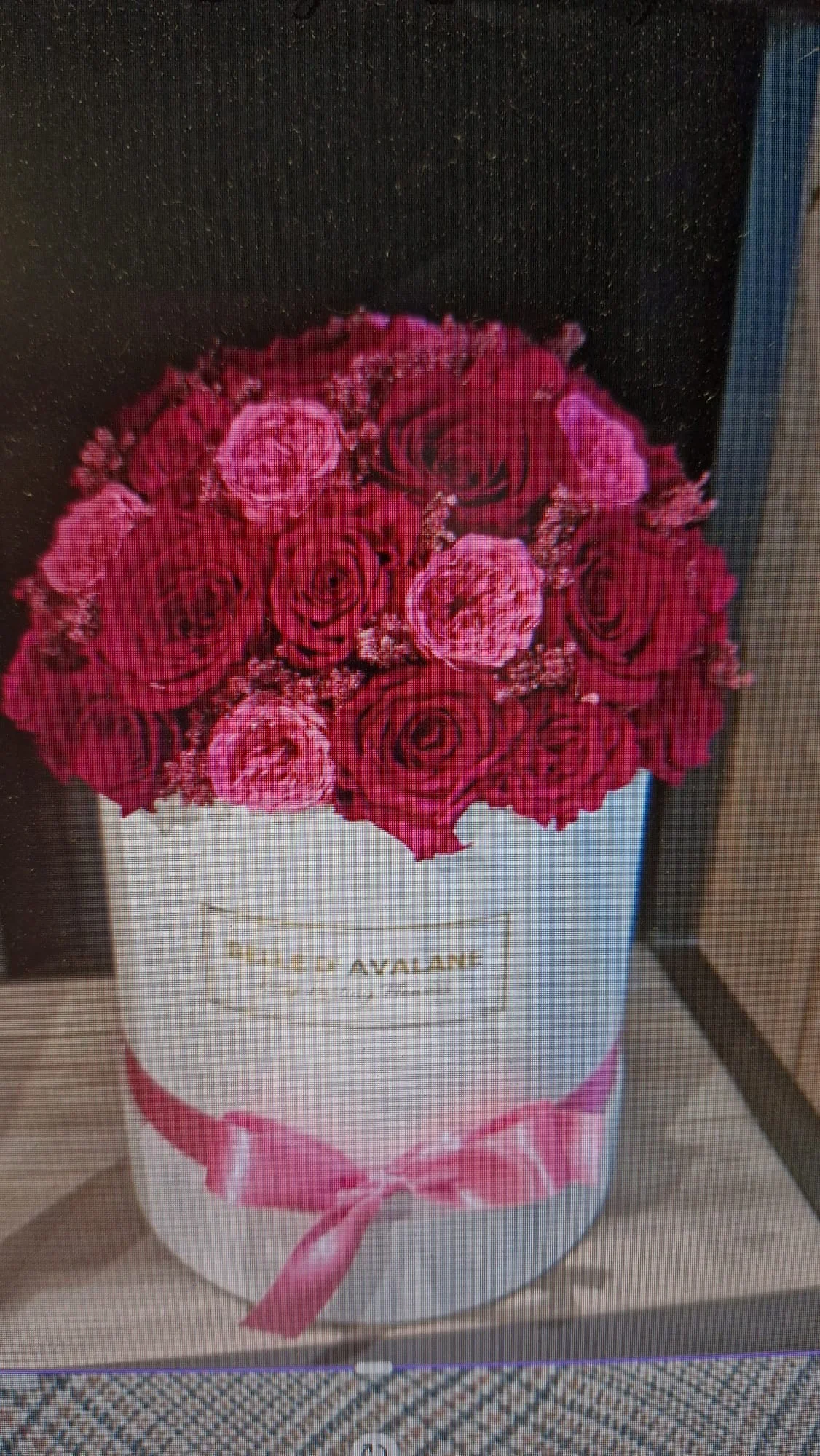 Grandes roses éternelles rouge / rose dans une boîte à fleurs wen, par Flowers 7 Days, fleuriste à Antwerpen