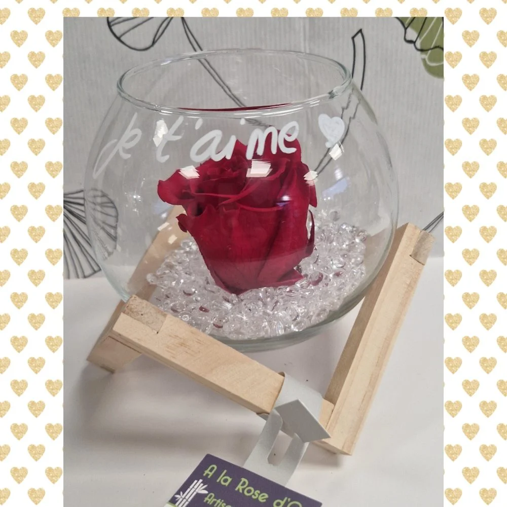 Rose éternelle dans sa boule en verre sur socle bois, par A La Rose d'Or, fleuriste à Narbonne