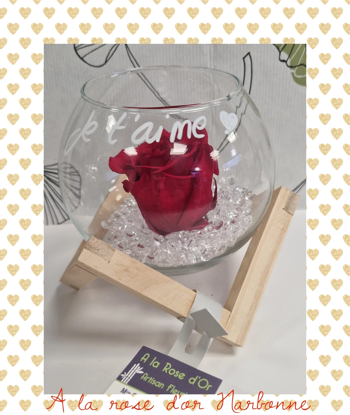 Rose éternelle dans sa boule en verre sur socle bois, par A La Rose d'Or, fleuriste à Narbonne