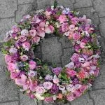 Couronne de fleurs deuil, par Art Végétal, fleuriste à Corbas