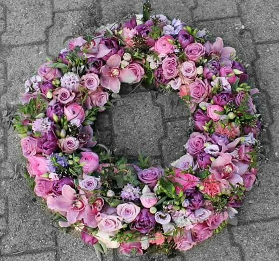 Couronne de fleurs deuil, par Art Végétal, fleuriste à Corbas