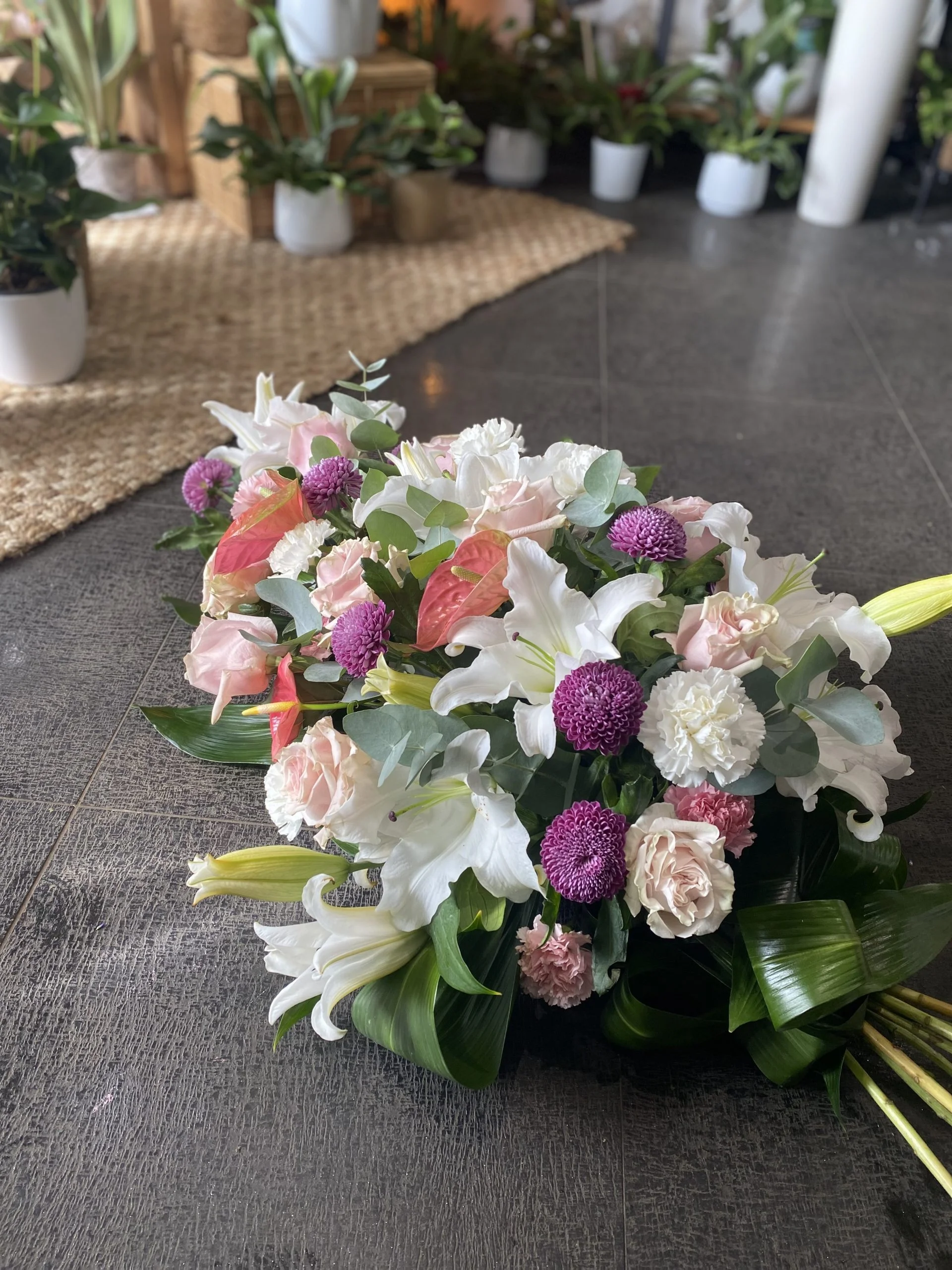 Gerbe de Deuil, par Allard Fleurs, fleuriste à Antibes