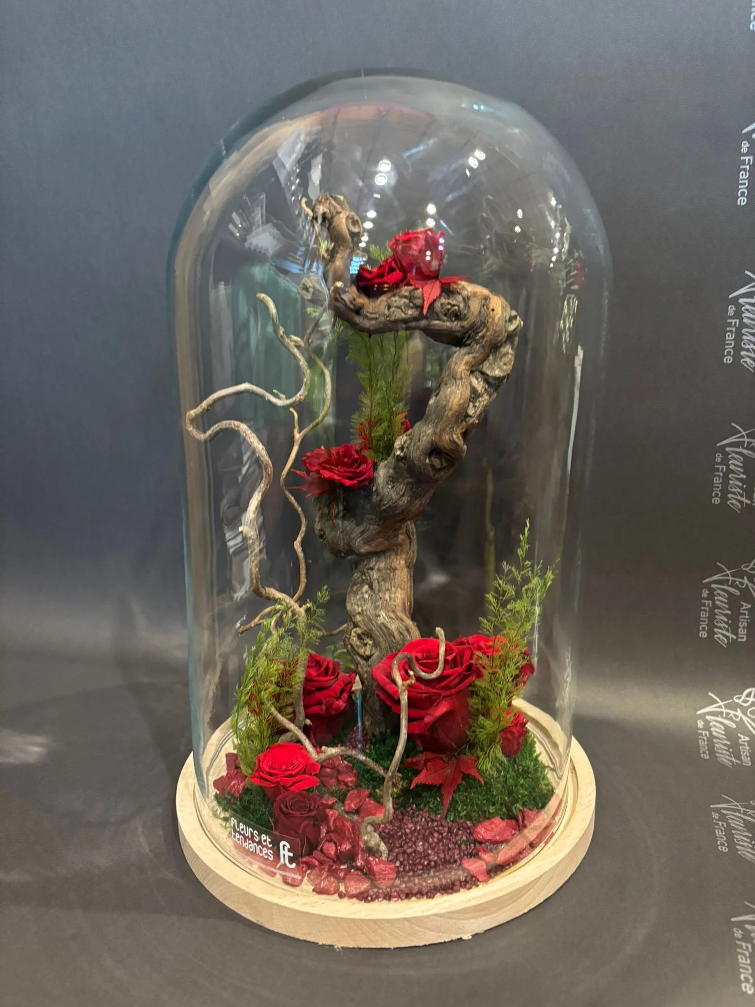 Roses éternelles sous cloche avec cèpe de vigne, par Fleurs et Tendances, fleuriste à Vandœuvre-lès-Nancy