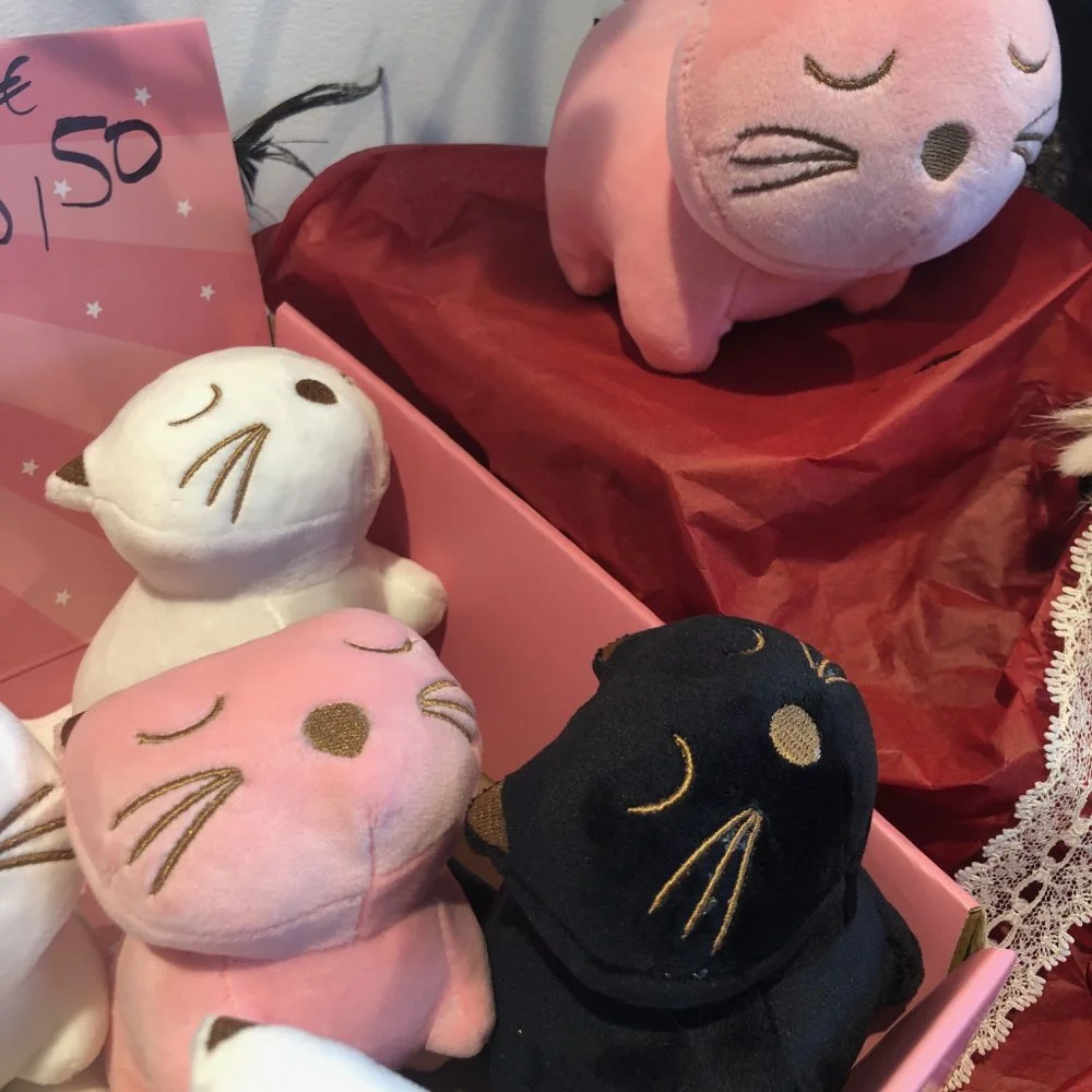 PELUCHE CHAT 13CM KAWAII 3 coloris assortis, par Mandragore, fleuriste à Lamballe-Armor