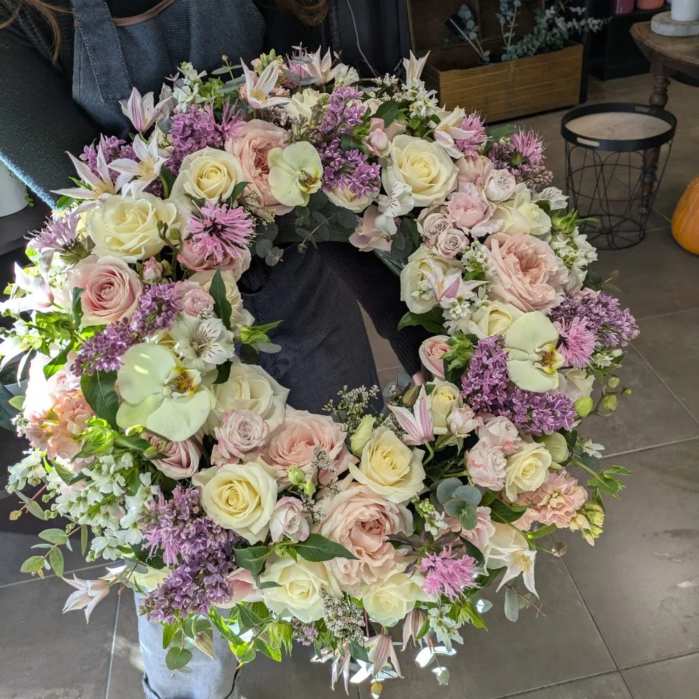 Couronne de deuil pastel, par Empreinte de Violettes, fleuriste à Six-Fours-les-Plages