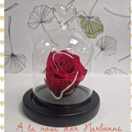 Bouton de rose éternelle dans sa cloche coeur, par A La Rose d'Or, fleuriste à Narbonne
