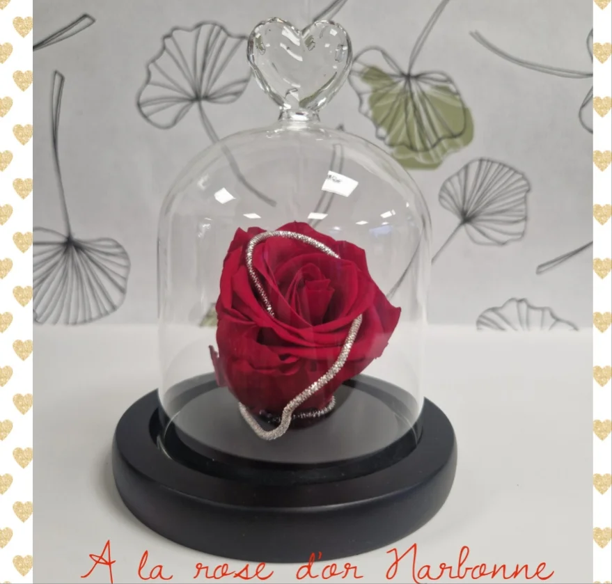 Bouton de rose éternelle dans sa cloche coeur, par A La Rose d'Or, fleuriste à Narbonne