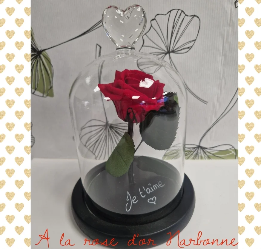 Rose éternelle sur tige dans sa cloche coeur, par A La Rose d'Or, fleuriste à Narbonne