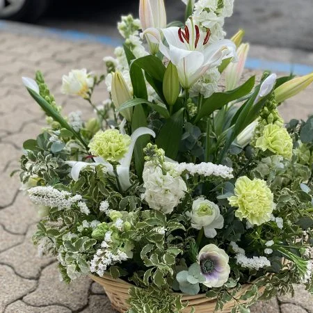 Corbeille de deuil, par Les Jolies Fleurs, fleuriste à La Rochelle