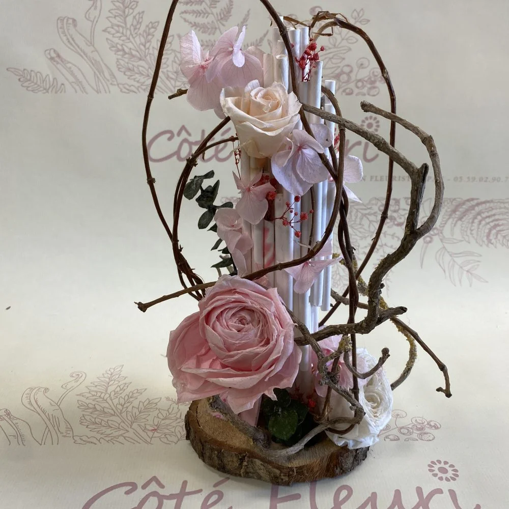 Composition de fleurs séchées et de rose éternelle, par Côté Fleuri, fleuriste à Pau