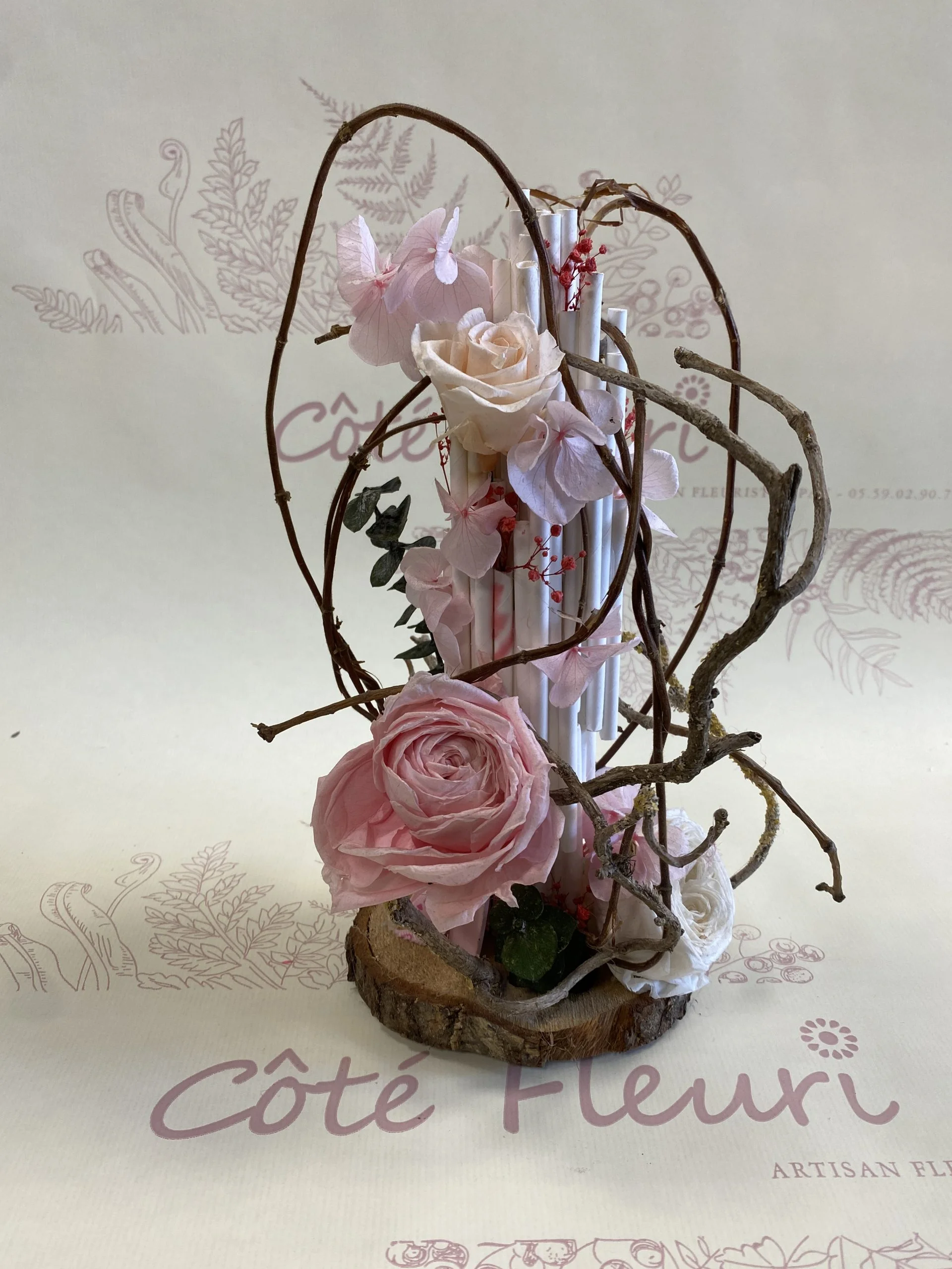 Composition de fleurs séchées et de rose éternelle, par Côté Fleuri, fleuriste à Pau