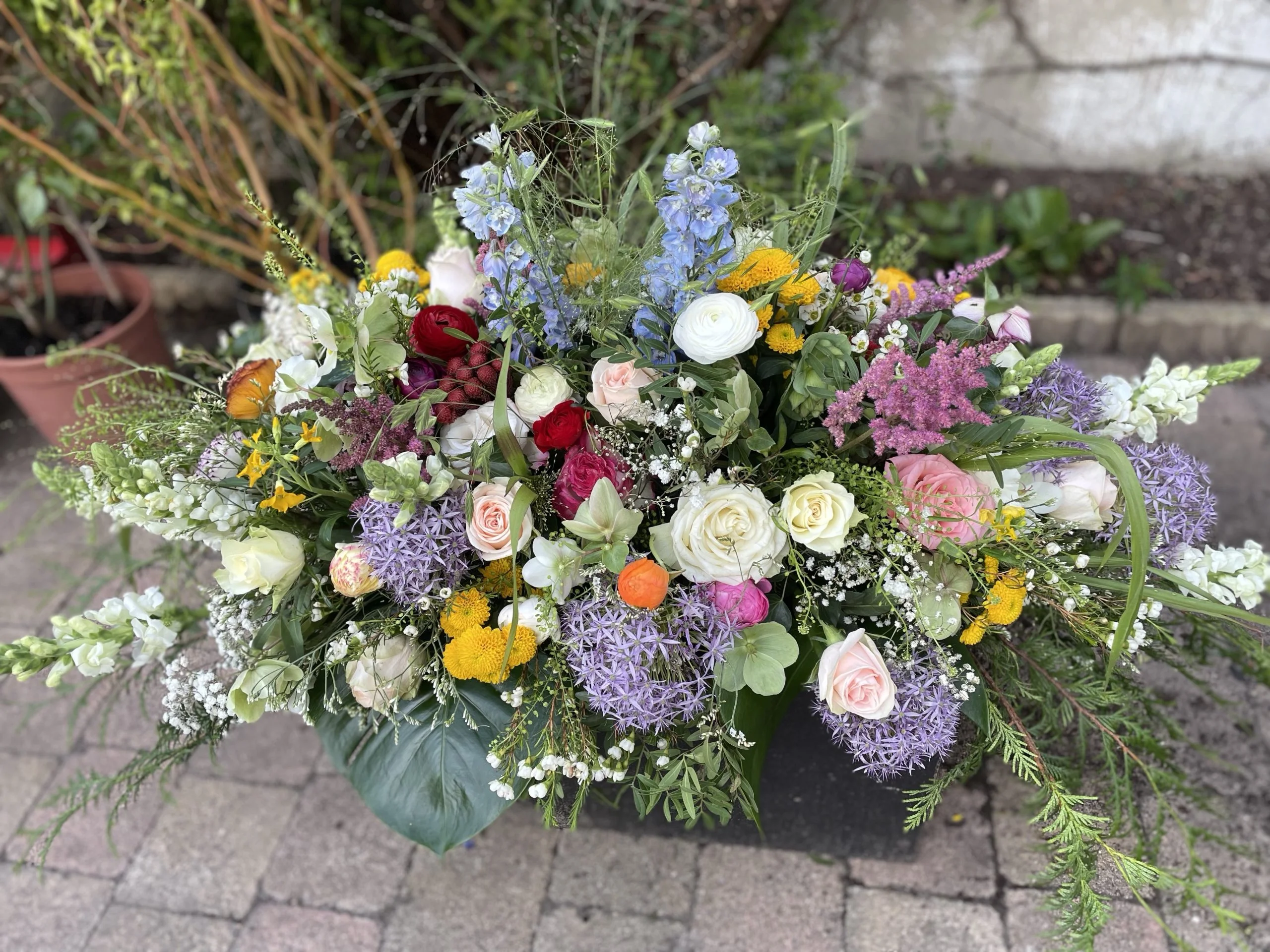 Raquette deuil, par Basille Fleurs, fleuriste à Sotteville-lès-Rouen