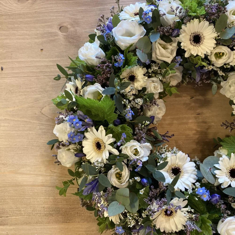 Couronne de Deuil, par Atelier Floral du Mondelot, fleuriste à Saint-Sernin-du-Plain