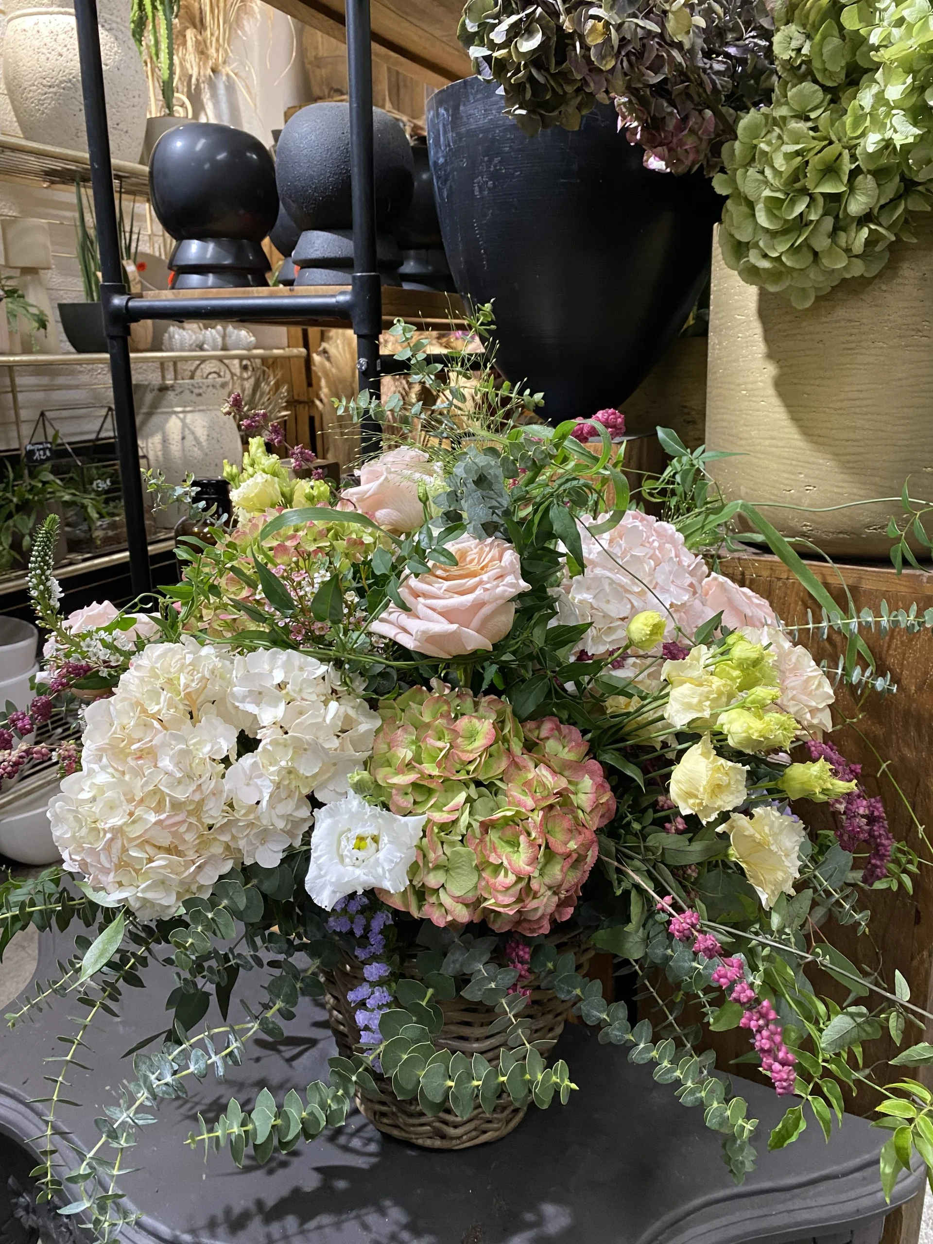 Composition dans une vannerie, par MK Fleurs, fleuriste à Lyon