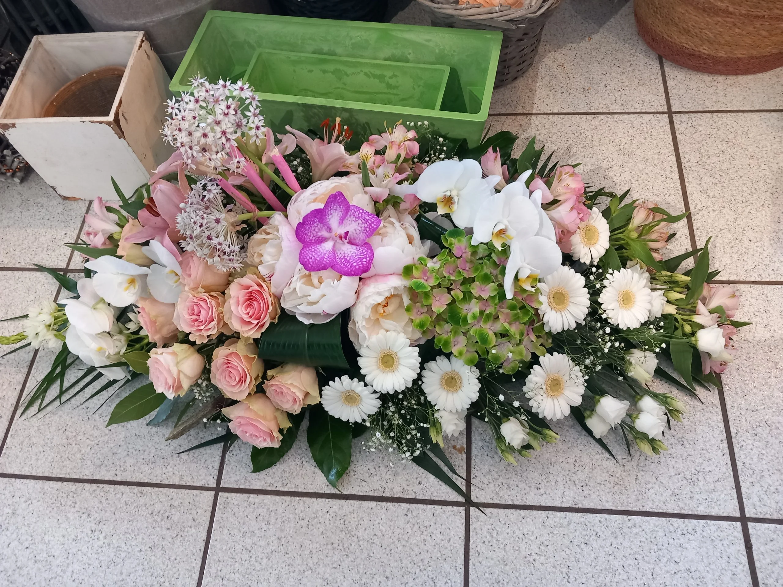 Gerbe de Deuil, par Aux Fleurs de Sha, fleuriste à Liège