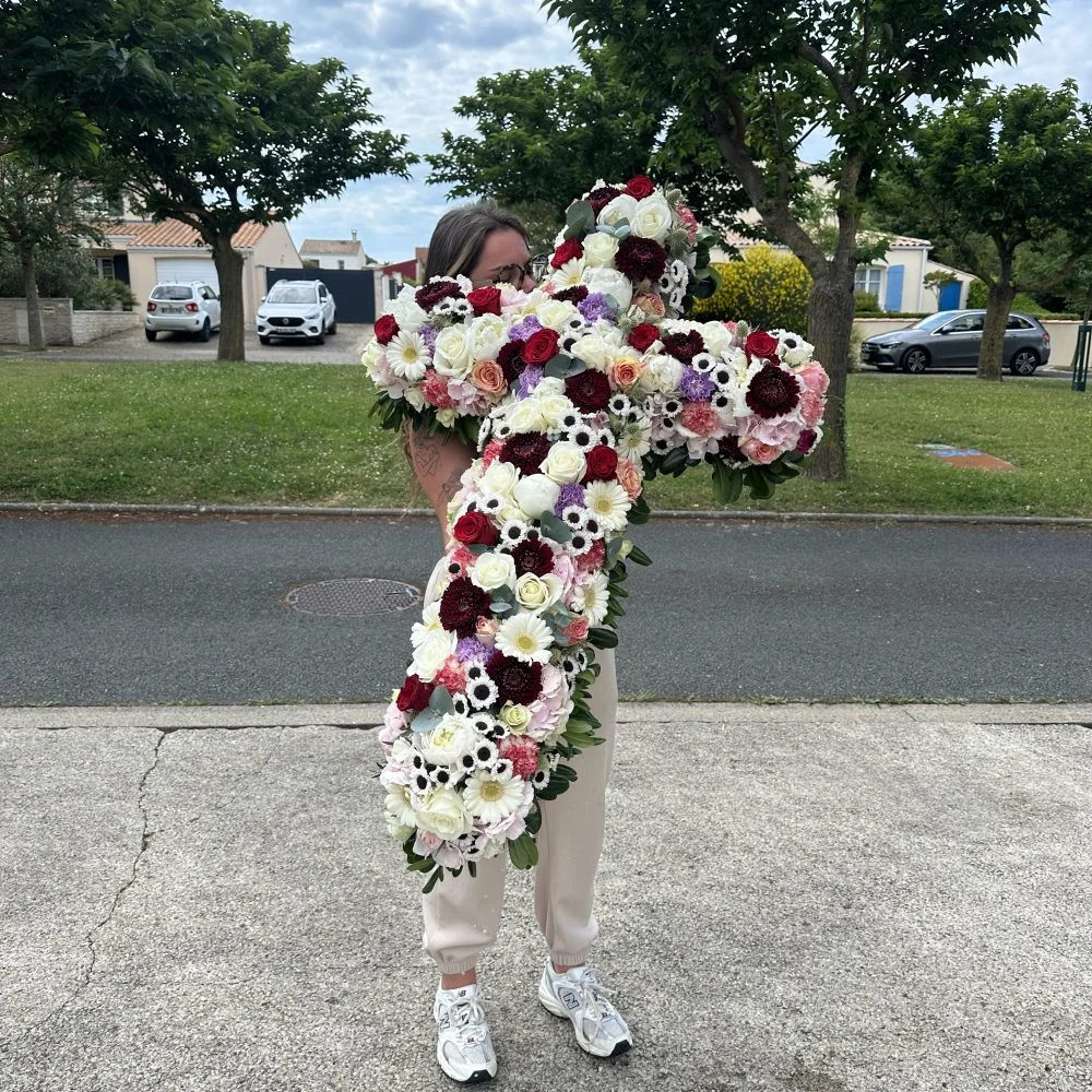 Croix religieuse XXL, par Valentine Fleuriste, fleuriste à La Rochelle