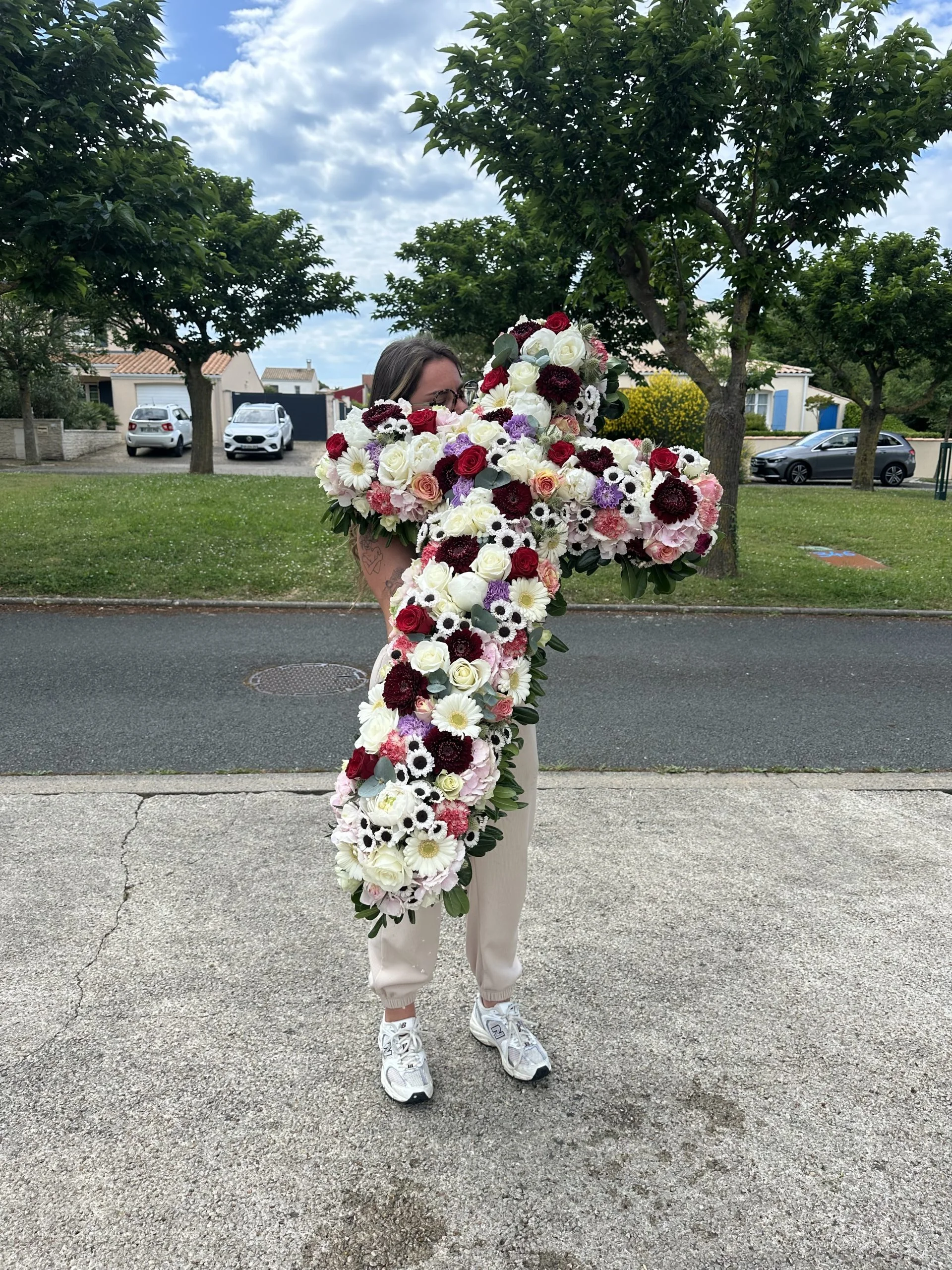 Croix religieuse XXL, par Valentine Fleuriste, fleuriste à La Rochelle