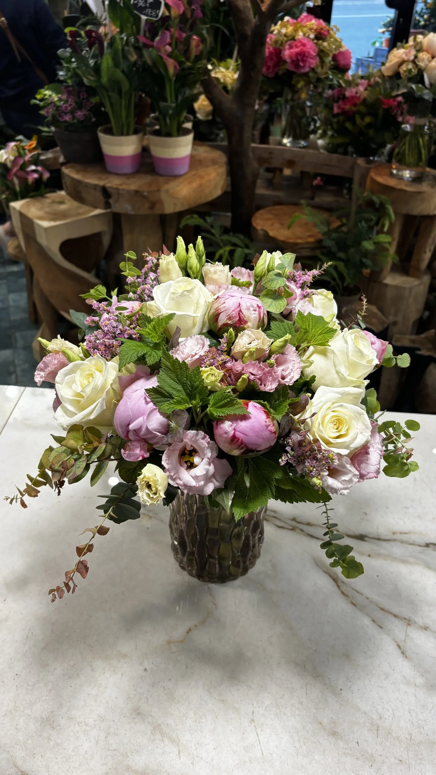 Bouquet Fête des mères (Pivoines/Roses), par Les Lys d'Auteuil, fleuriste à Paris