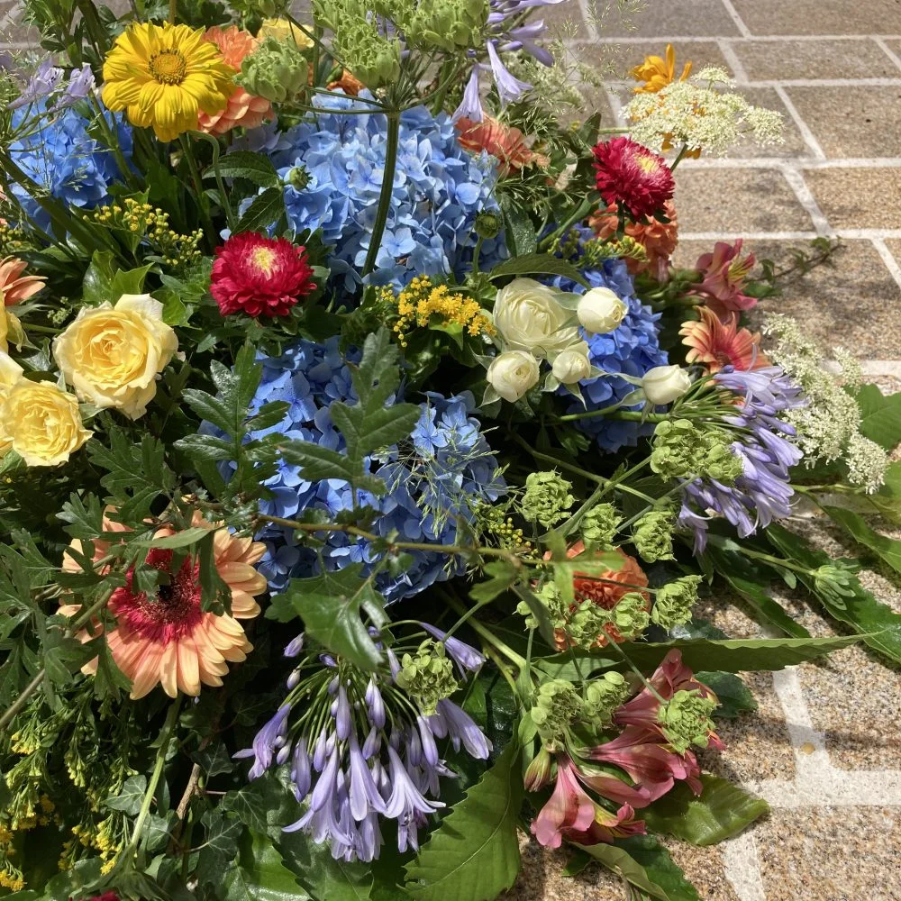 Le Coussin de Deuil, par Symbiose Artisans fleuriste, fleuriste à Rochechouart