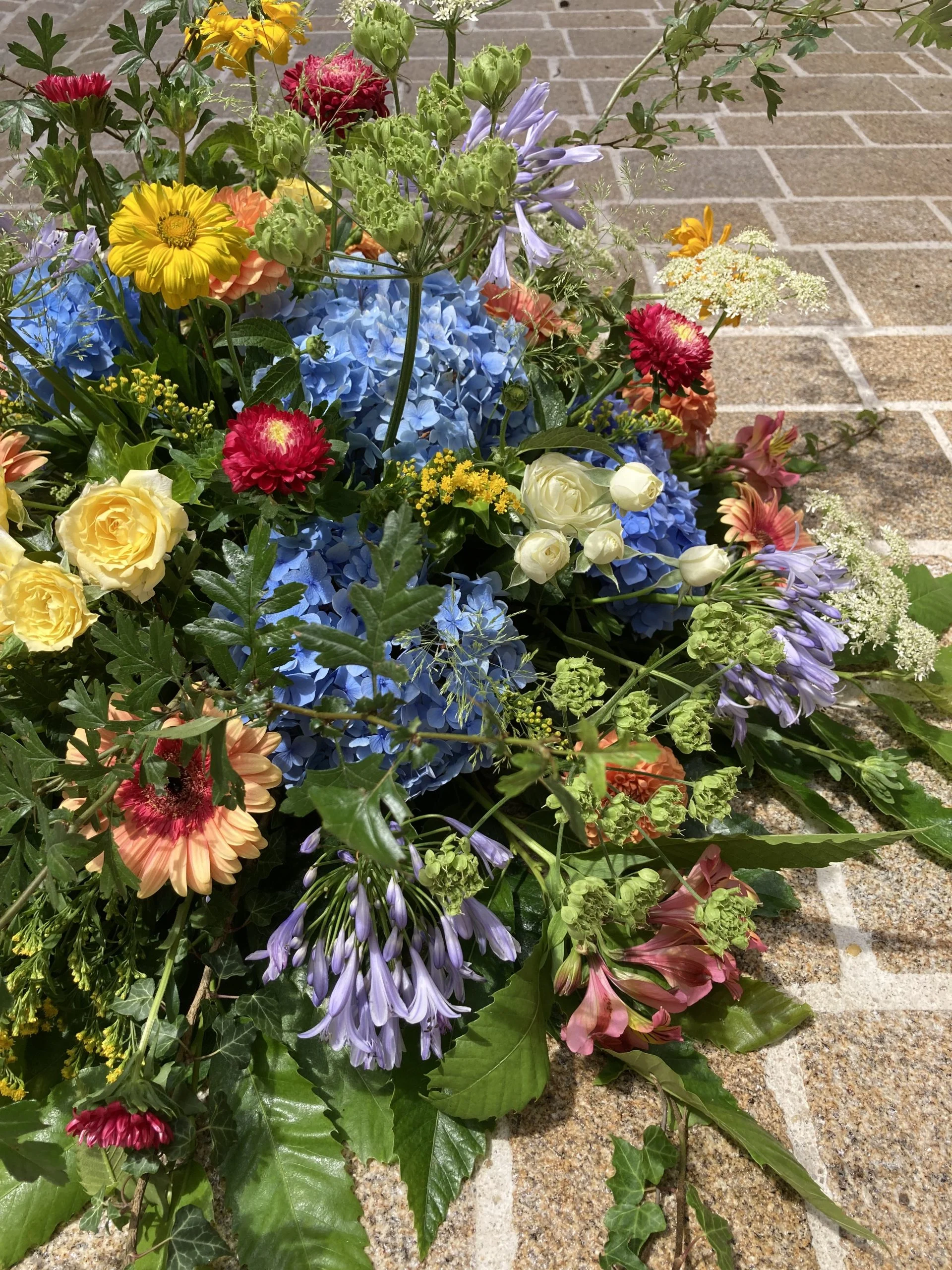 Le Coussin de Deuil, par Symbiose Artisans fleuriste, fleuriste à Rochechouart