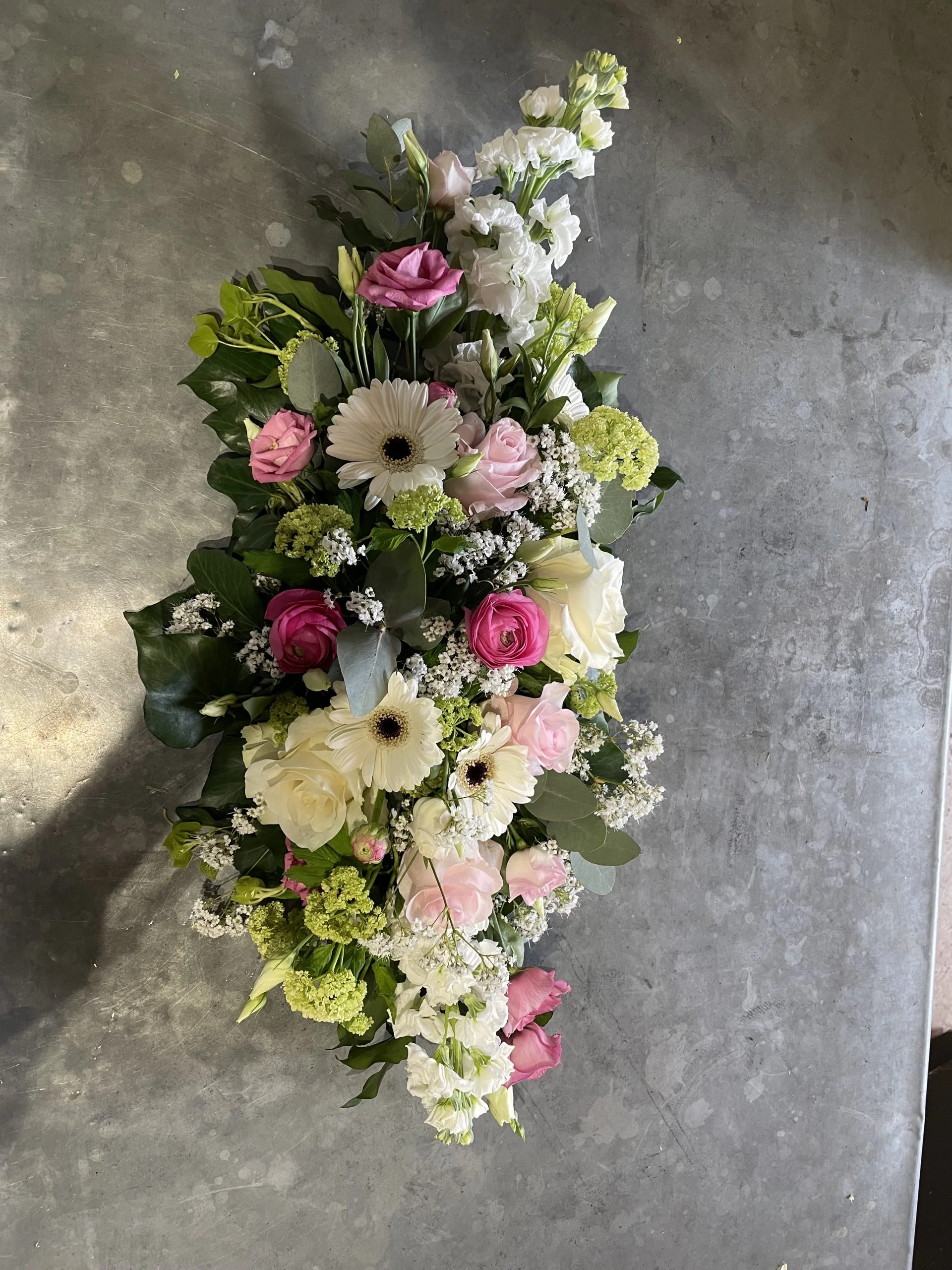 composition allongée, par Florilys, fleuriste à La Chaussée-Saint-Victor