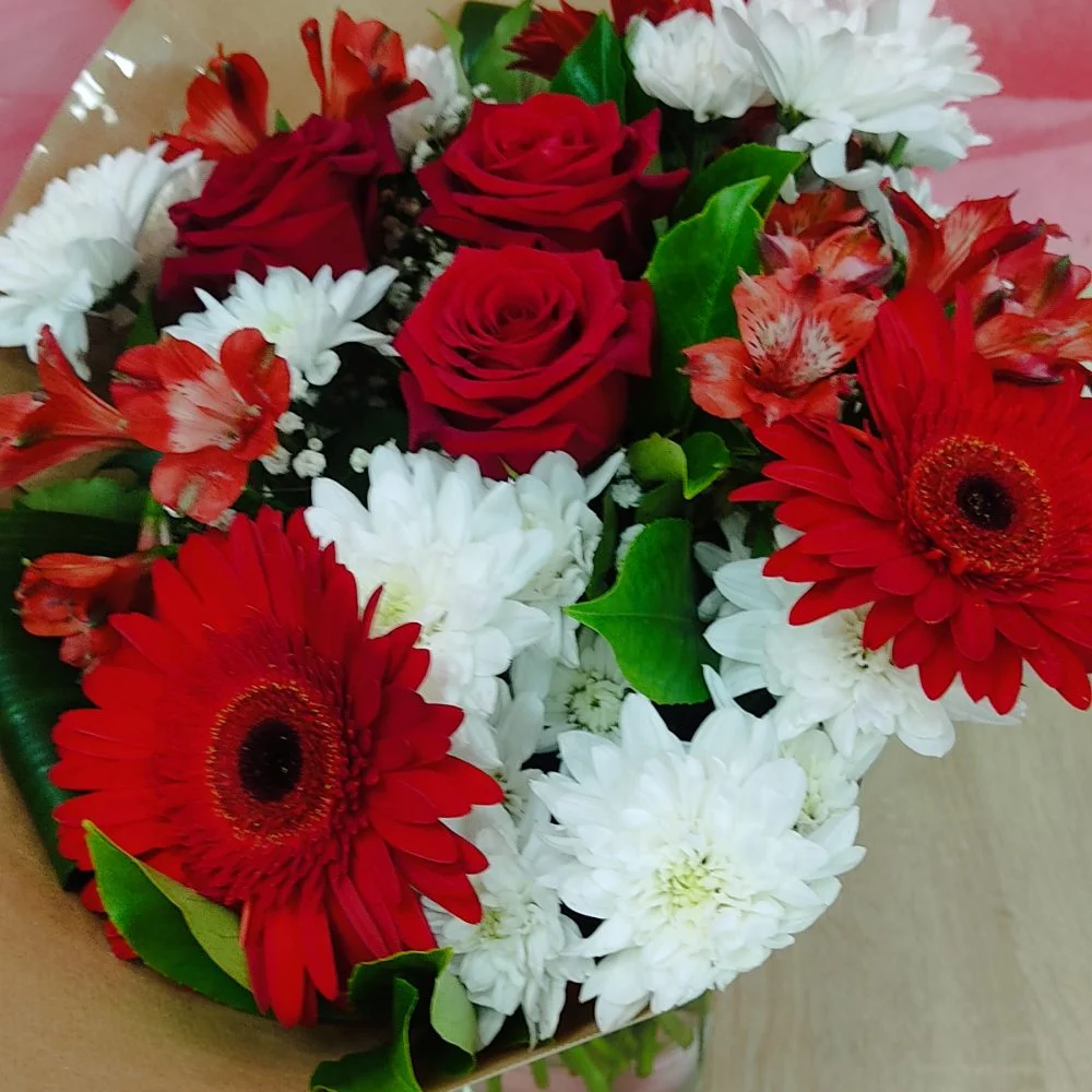 Bouquet Rond rouge et Blanc, par Arrosoir Et Pollen, fleuriste à Cosne-Cours-sur-Loire