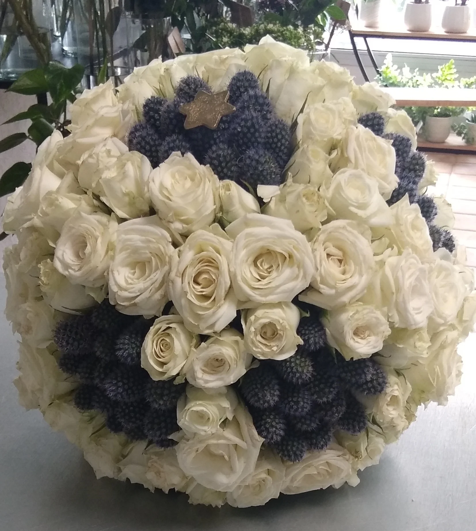 Ballon de Fleurs, par Bonheur des fleurs, fleuriste à La Montagne