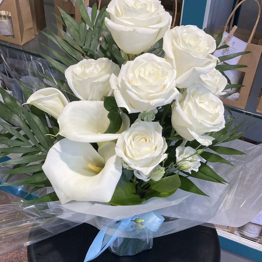OFFRANDE A LA VIERGE MARIE, par BOUTIQUE GENEVE FLEUR, fleuriste à Lourdes