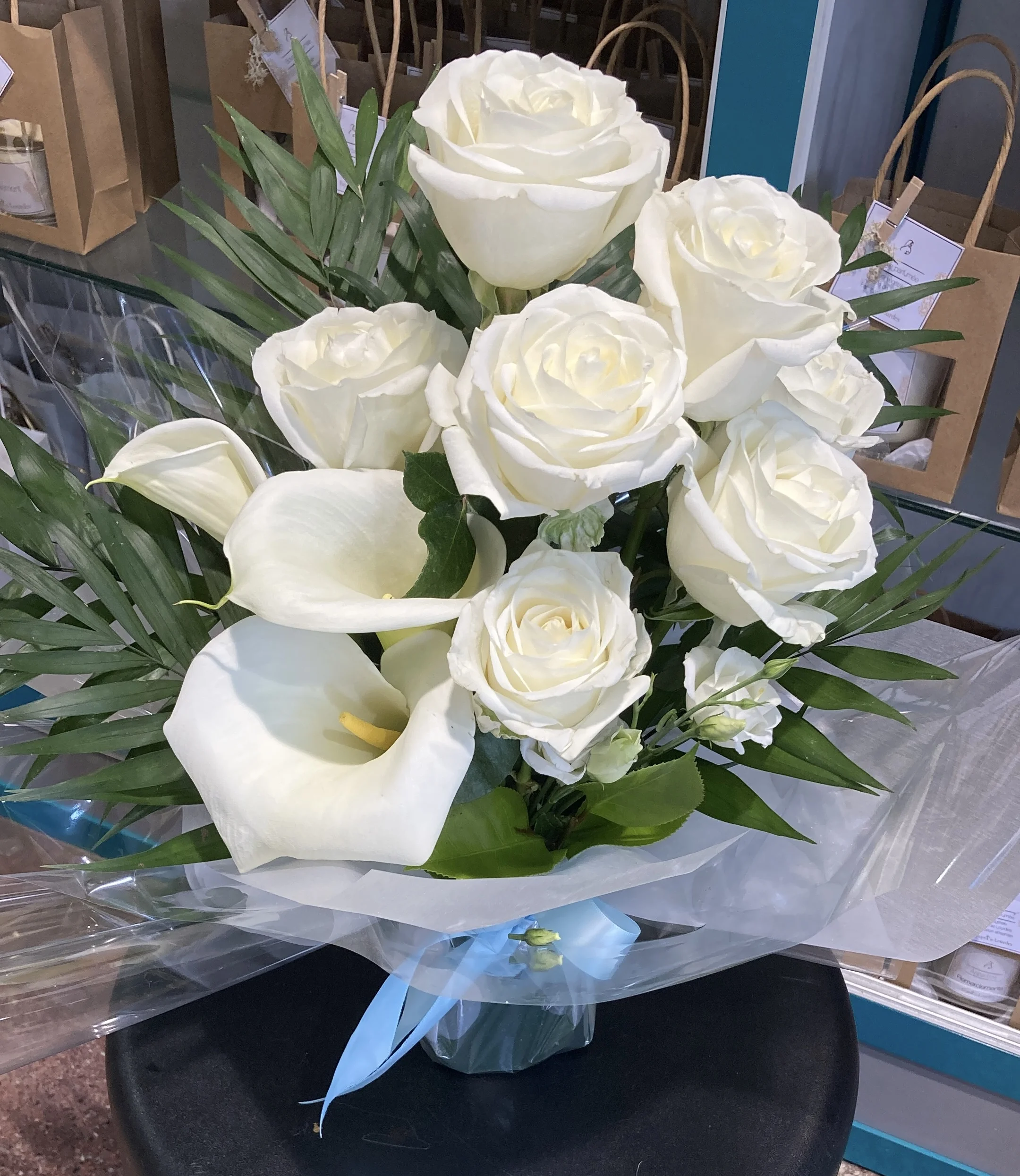OFFRANDE A LA VIERGE MARIE, par BOUTIQUE GENEVE FLEUR, fleuriste à Lourdes