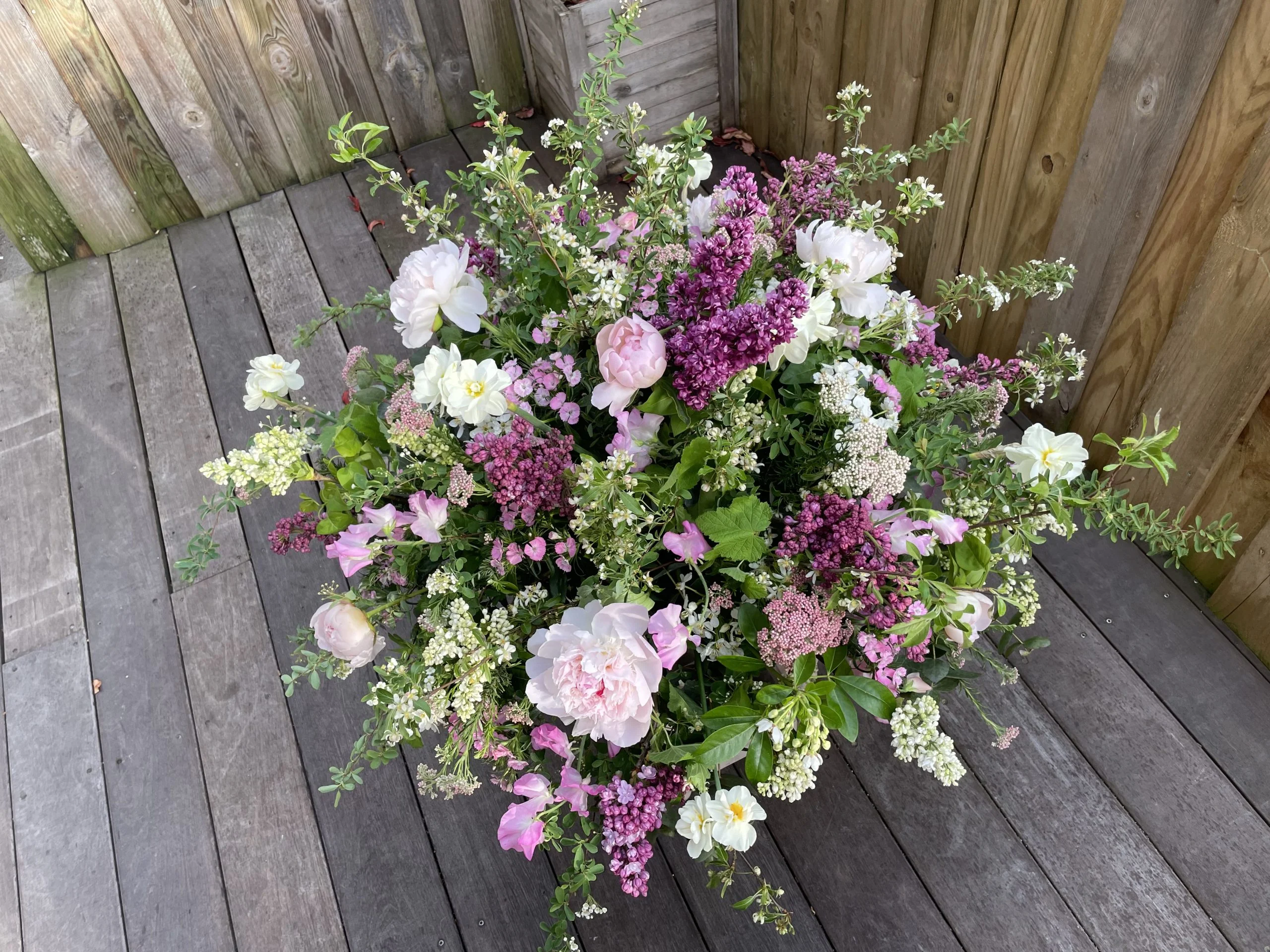 Composition ronde de deuil, par Le Jardin de O'hara, fleuriste à Pontoise