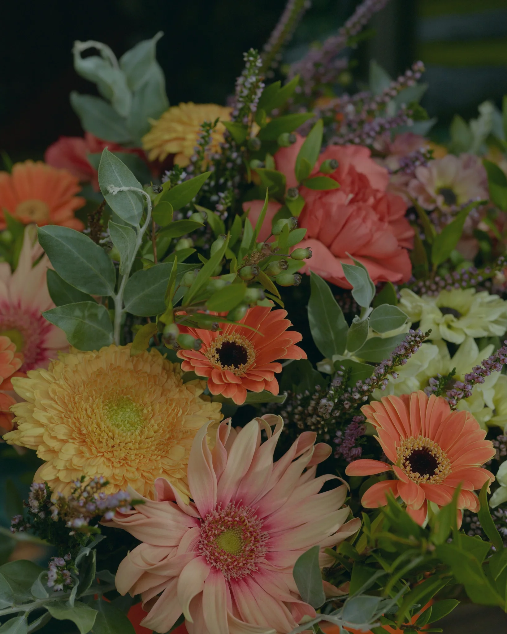 Pour la Toussaint, les plus belles fleurs livrées par votre artisan fleuriste
