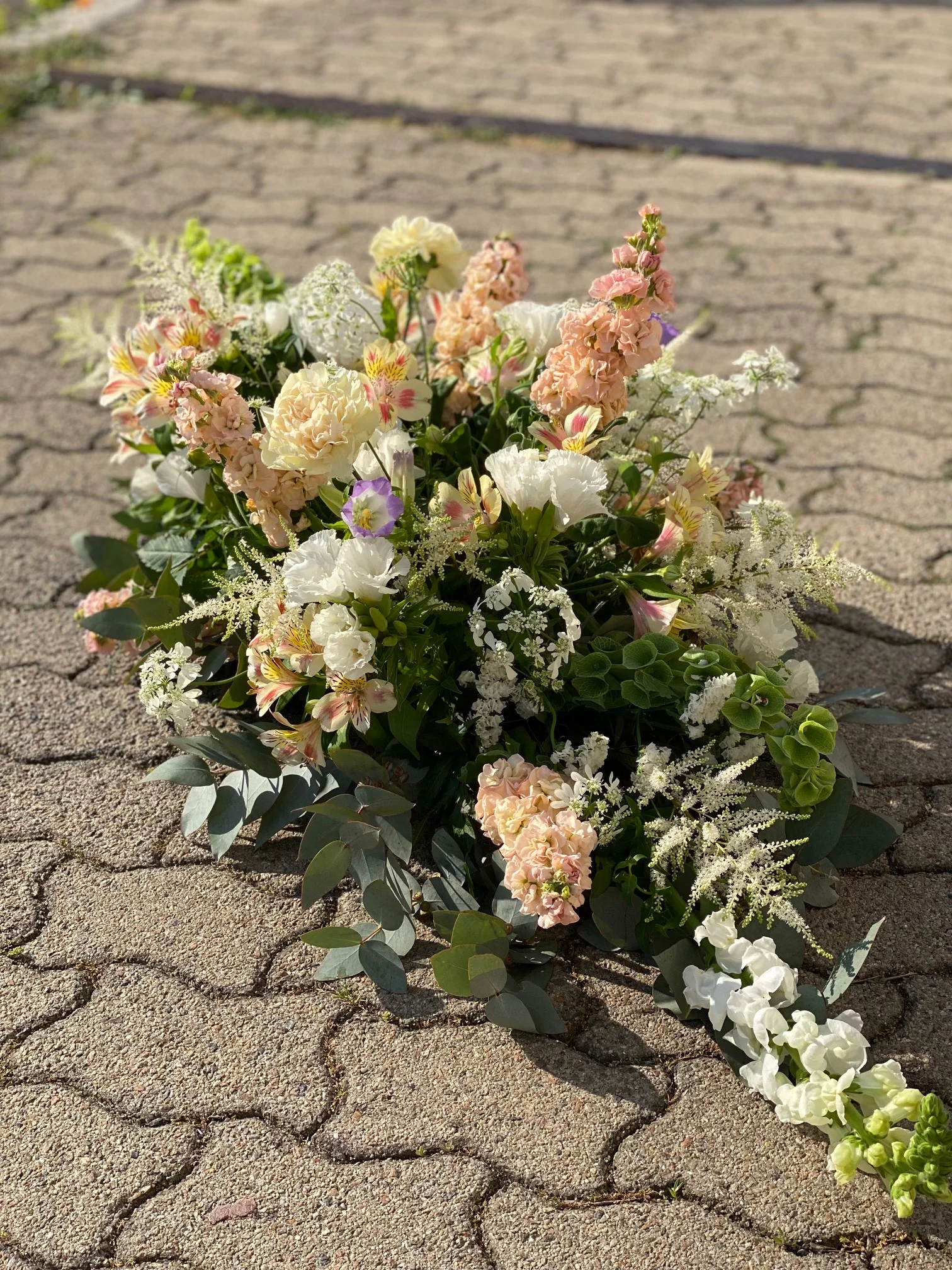 Raquette de deuil, par Les Jolies Fleurs, fleuriste à La Rochelle