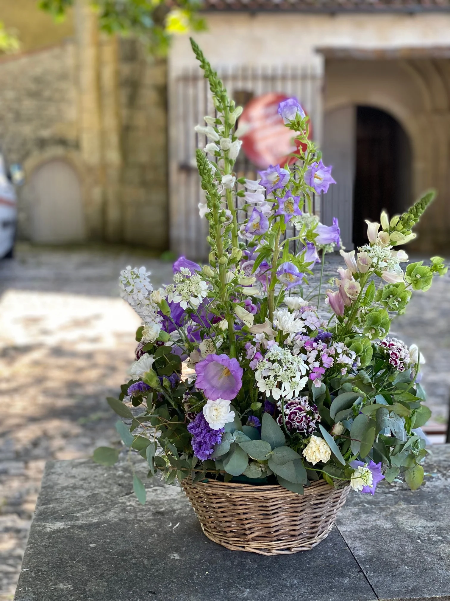 Corbeille de deuil, par Les Jolies Fleurs, fleuriste à La Rochelle