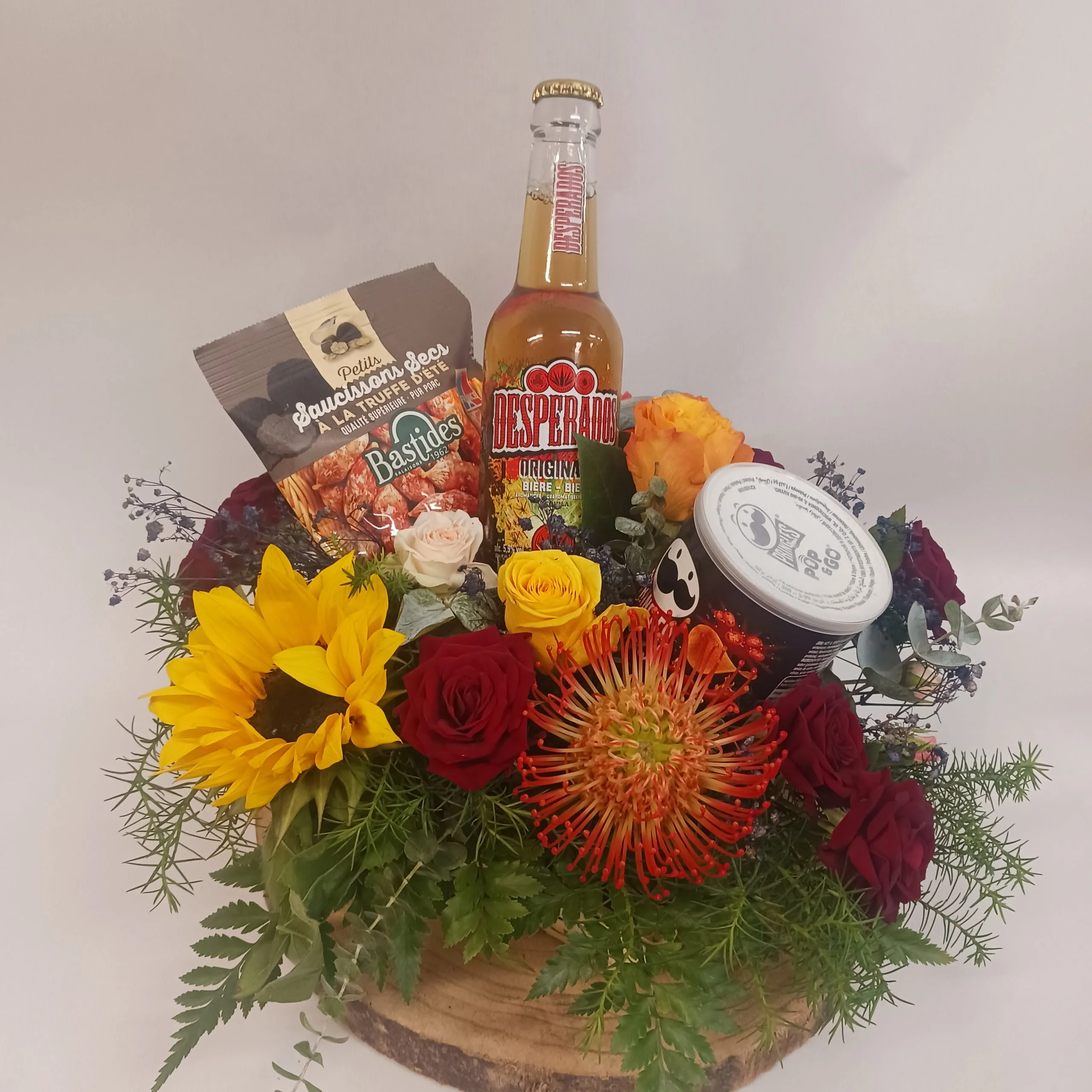 Bouquet Fête des Grands-Pères avec de quoi faire un petit apéro ;), par Ti Fleur Lakour, fleuriste à Saint-Joseph