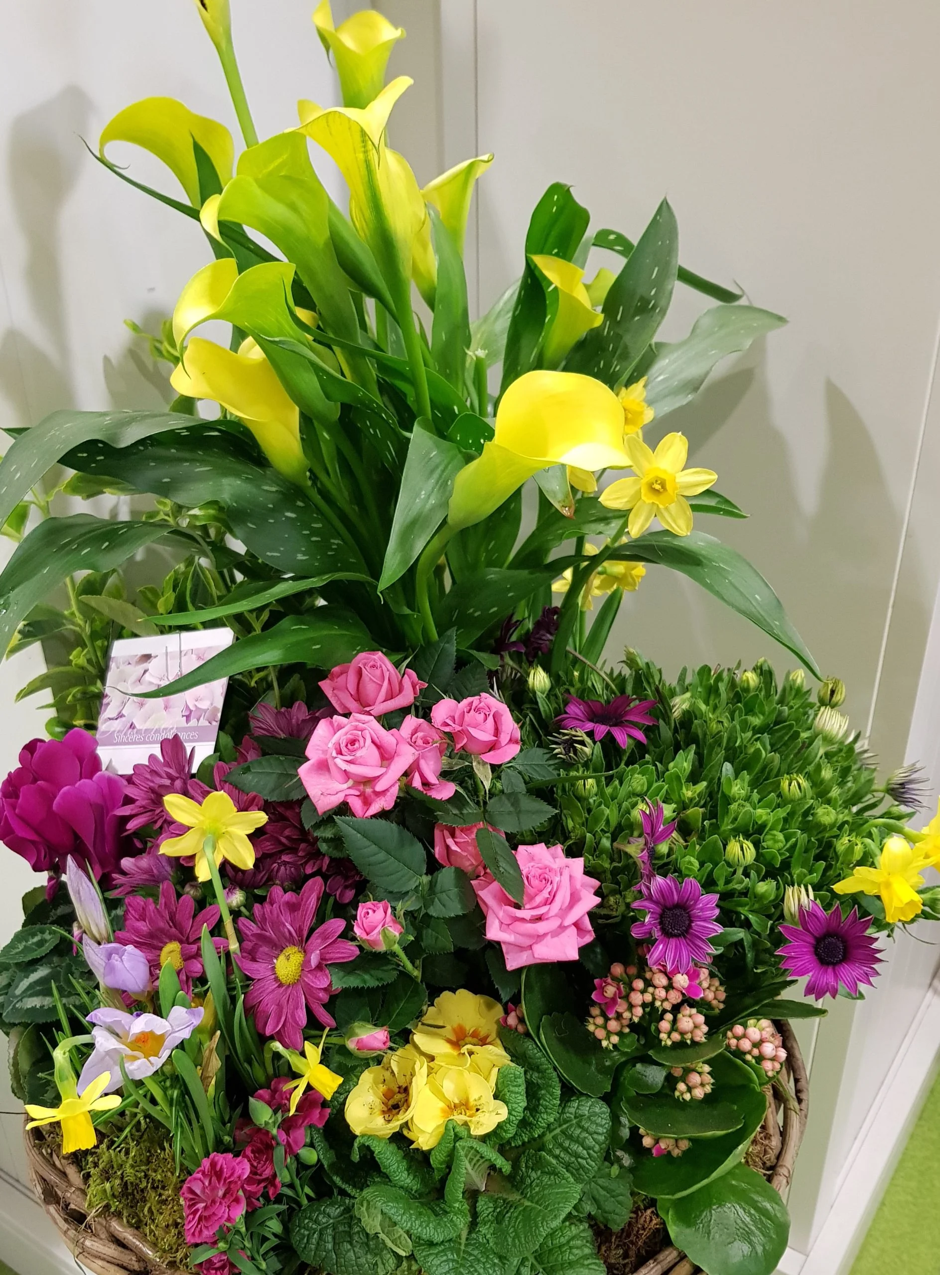 grosse coupe de plantes deuil colorées, par Julie Fleurs, fleuriste à Carmaux