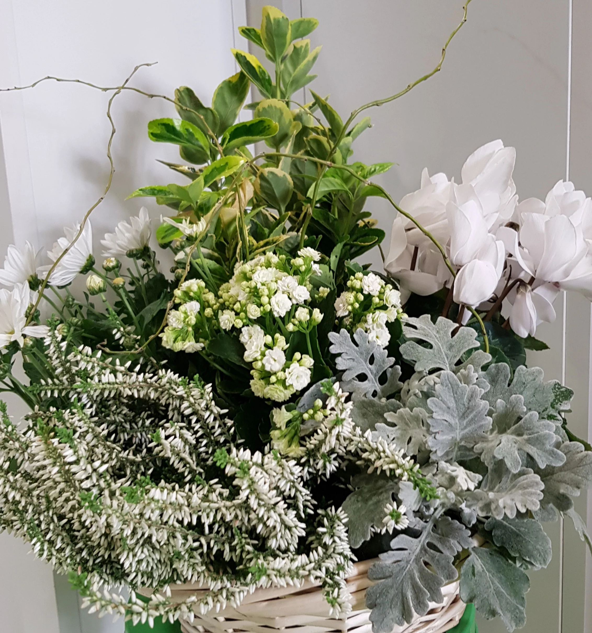 composition de plantes blanches deuil, par Julie Fleurs, fleuriste à Carmaux