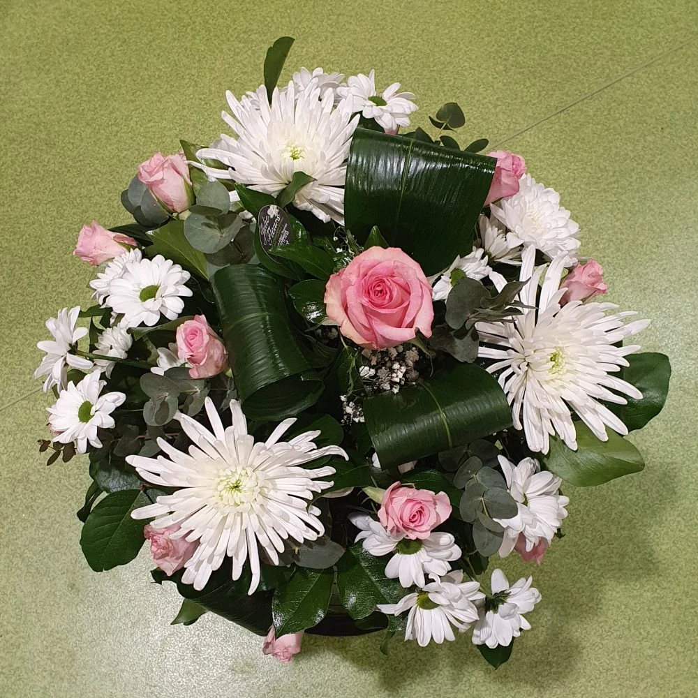 composition piquée deuil blanc et rose, par Julie Fleurs, fleuriste à Carmaux