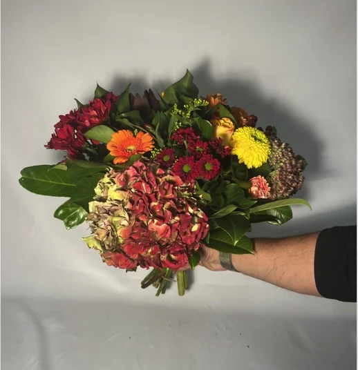 Bouquet orange, rouge et jaune, par Le Bouquet Varié, fleuriste à Uccle