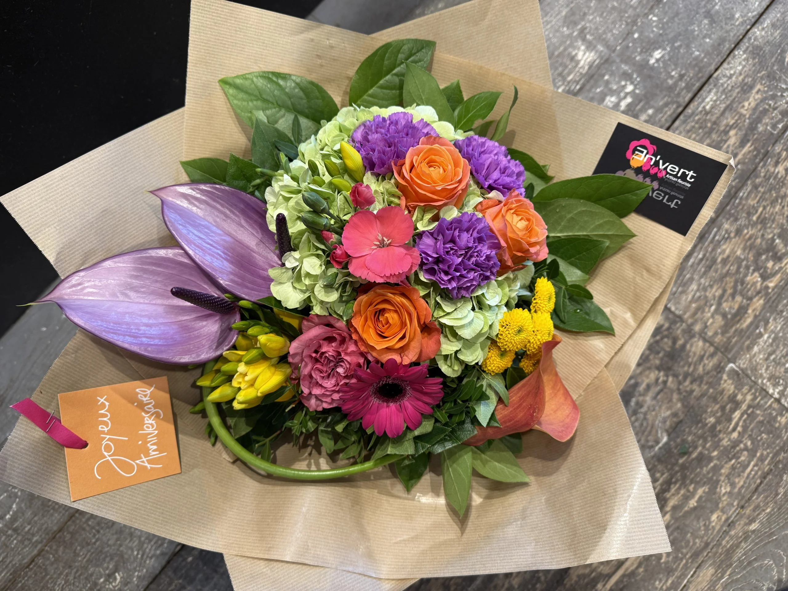 Bouquet stylisé rond, par En'Vert, fleuriste à Namur