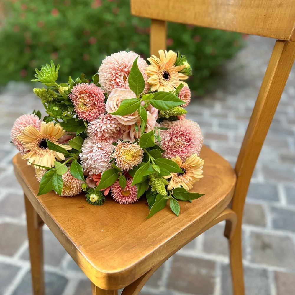 Bouquet de saison, tonalité corail, par Iris et Capucine, fleuriste à Saint-Cloud