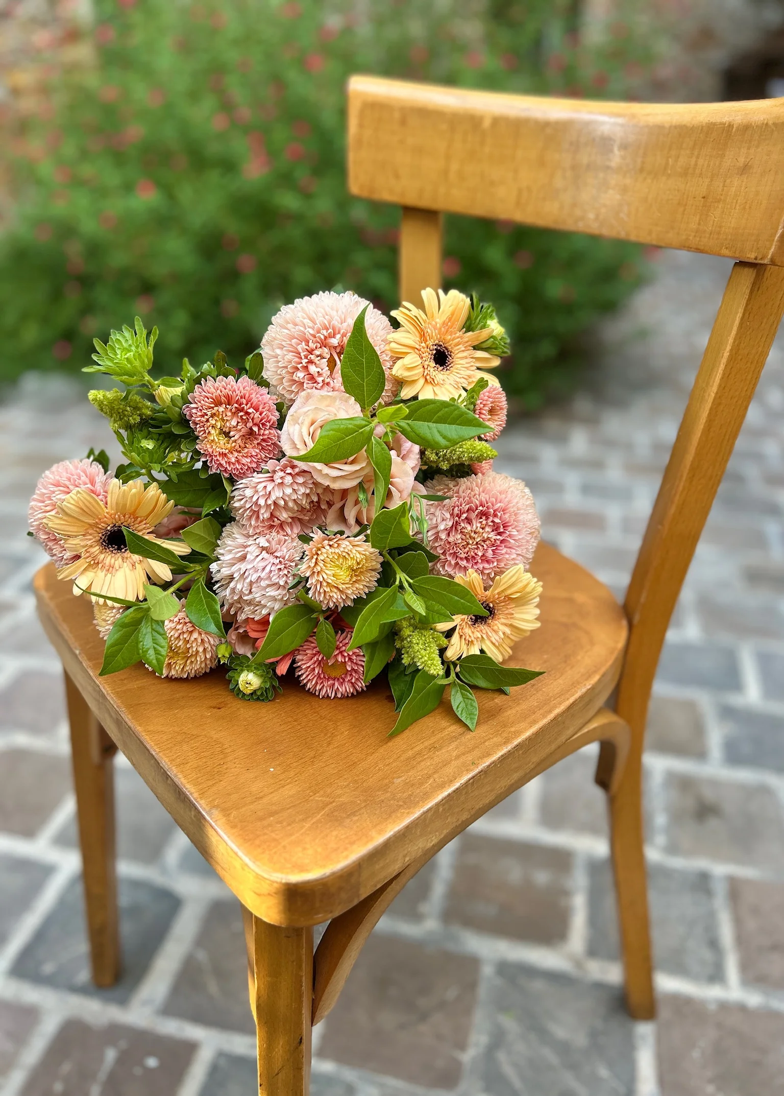 Bouquet de saison, tonalité corail, par Iris et Capucine, fleuriste à Saint-Cloud
